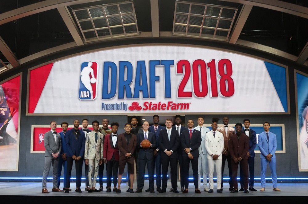 目前阿劳霍与巴萨的合同到2026年到期，违约金10亿欧元。